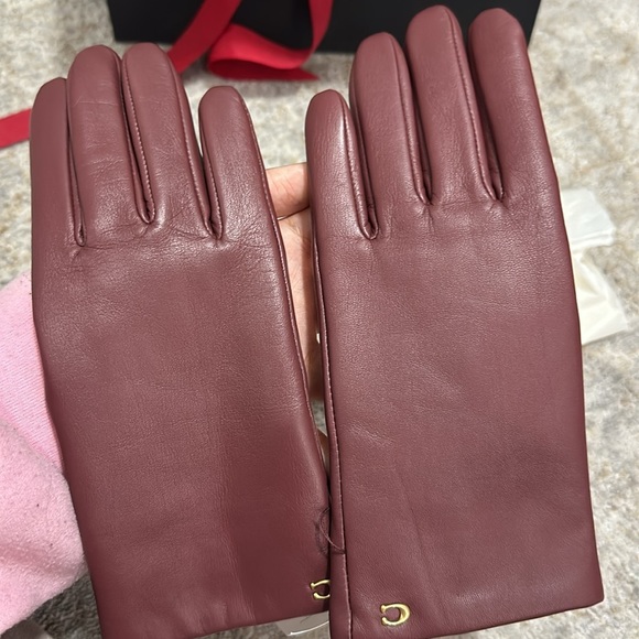 New Signature Coach Genuine Leather Tech Gloves in Wine colour with GiftBox - Picture 8 of 9